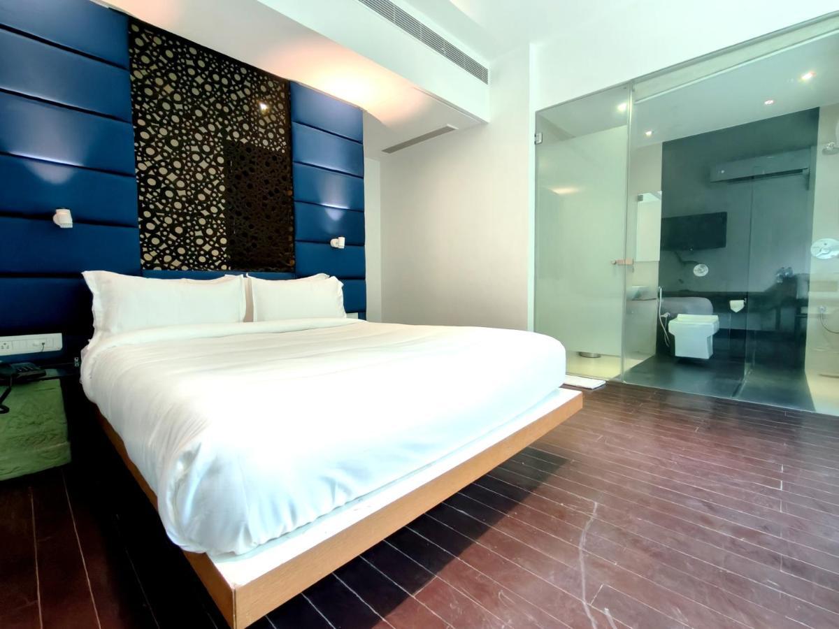 The Sky Imperial Hotel Yahvi Vadodara Eksteriør billede