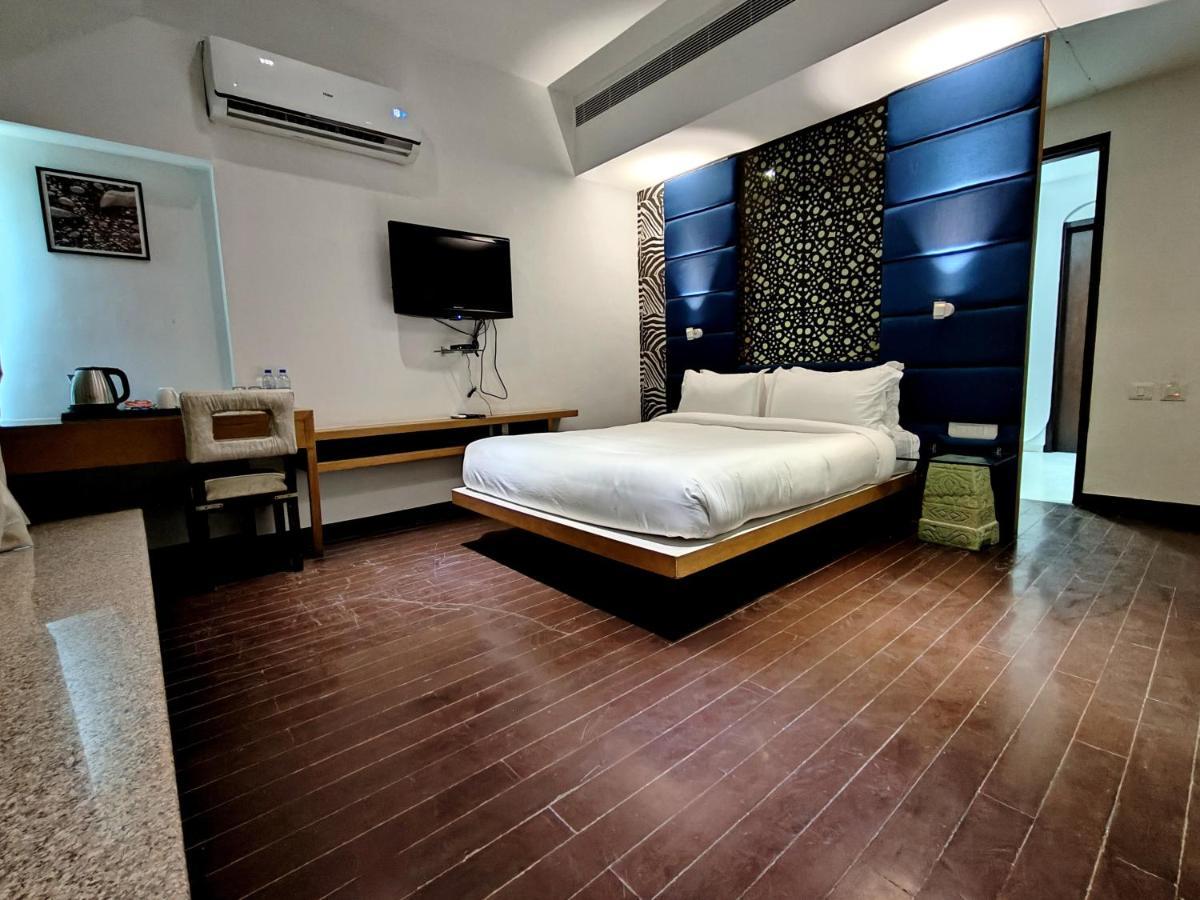 The Sky Imperial Hotel Yahvi Vadodara Eksteriør billede
