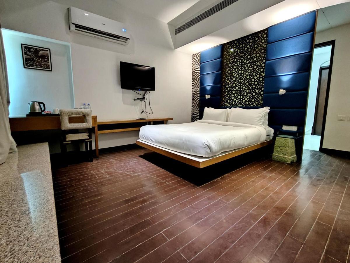 The Sky Imperial Hotel Yahvi Vadodara Eksteriør billede